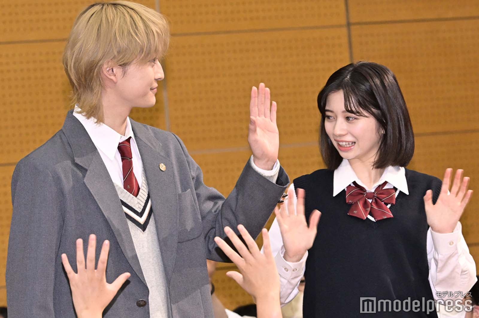 生徒に手を振る高橋文哉、桜田ひより（C）モデルプレス