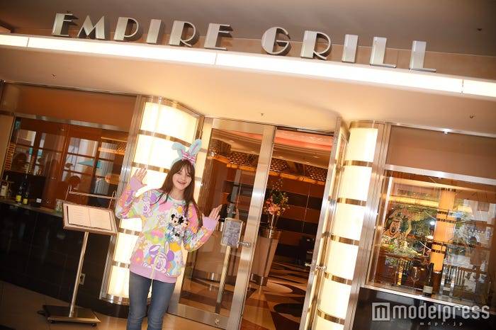 レストラン「エンパイア・グリル」(モデル:藤田エミリ)/(C)モデルプレス