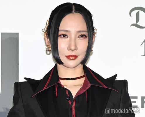 ファーストサマーウイカ、美谷間のぞく白ワンピ姿が話題「色気すごい」「雰囲気違う」