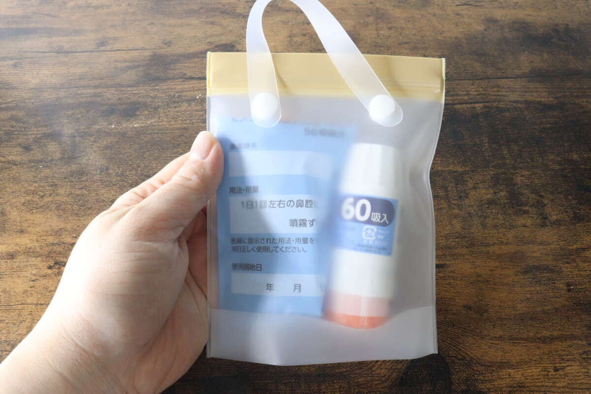 半透明のチャック袋に点鼻薬と吸入薬が入っている 半透明のチャック袋に点鼻薬と吸入薬が入っている