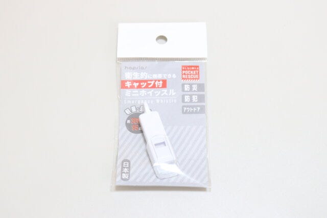 セリア　衛生的に携帯できるキャップ付ミニホイッスル　パッケージ
