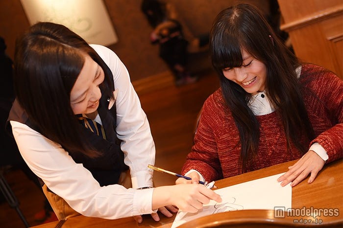 インストラクターが丁寧に指導/モデル:矢内美麻理(右)