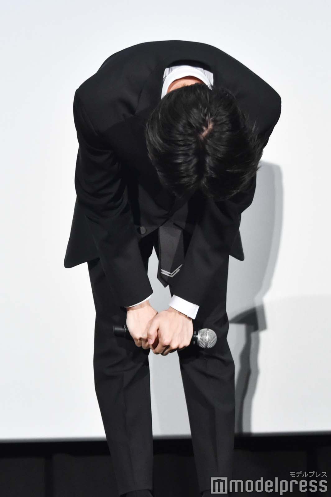 深く一礼する萩原利久（C）モデルプレス