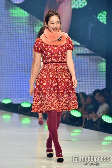 オレンジ、レッド系のワントーンコーデ／筧美和子