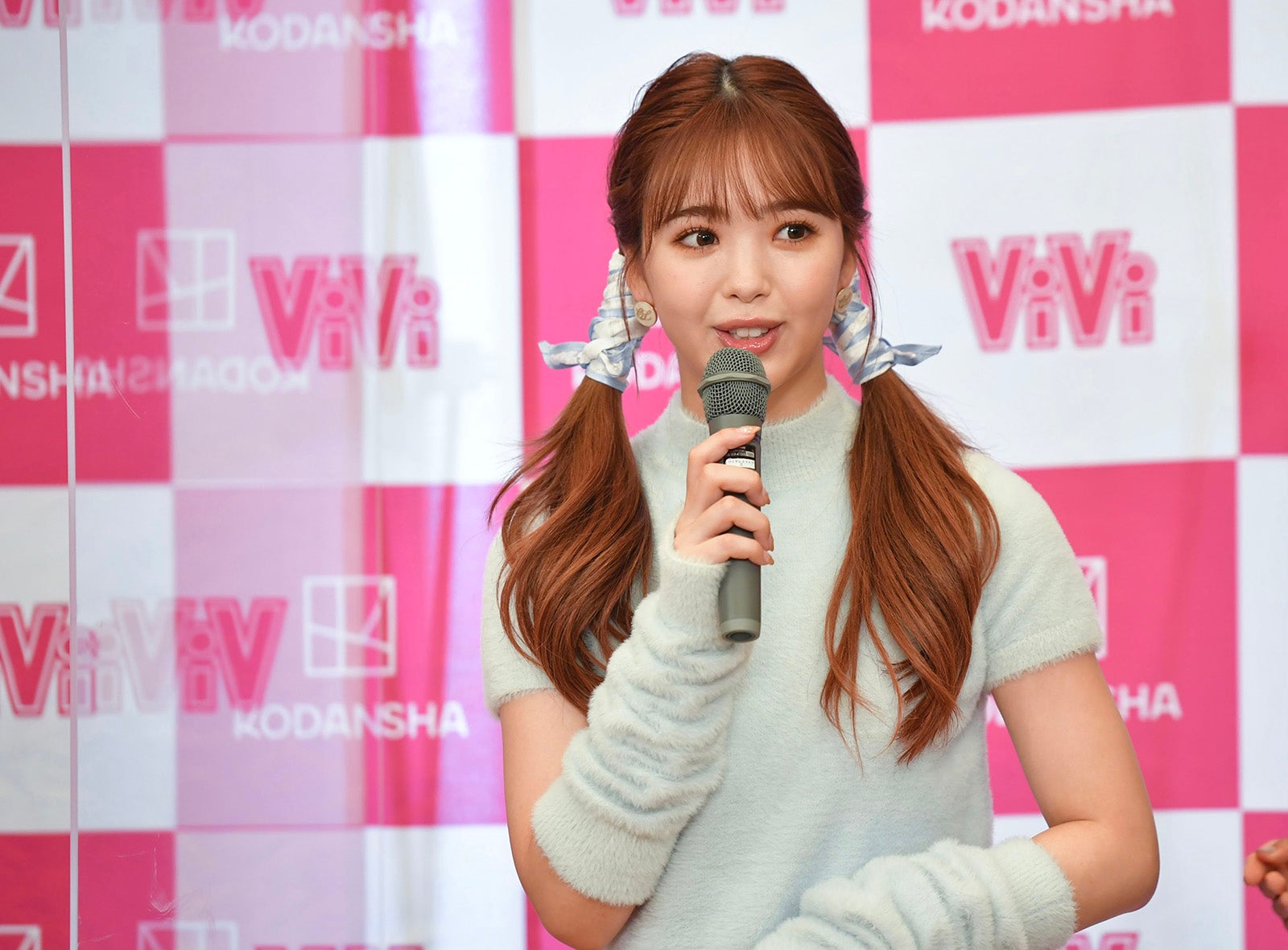 藤田ニコル、ツインテール姿でファンと交流 愛溢れるアットホーム空間に＜CALNAMUR SPECIAL BOOK＞