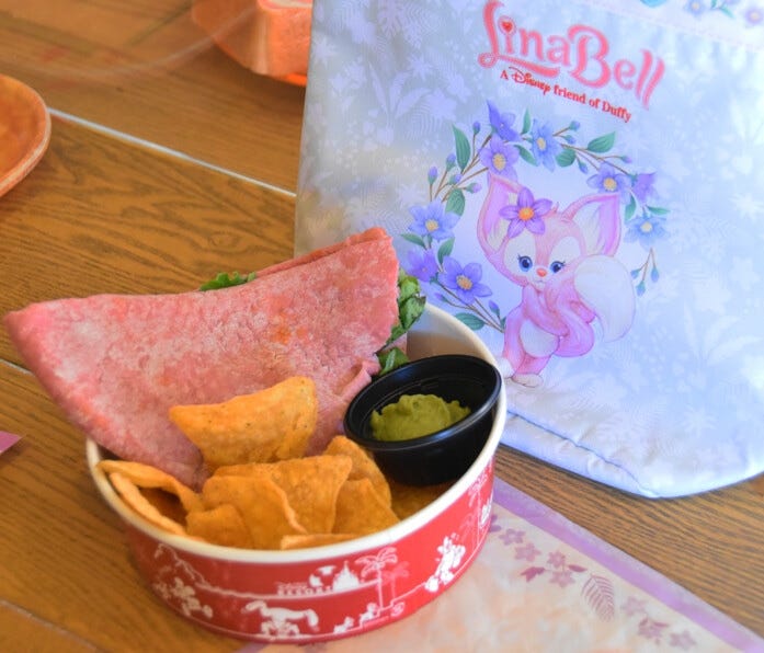 ミゲルのおすすめセット スーベニアランチケース付き2500円。ピタサンドとコーンチップス、ドリンクのセット