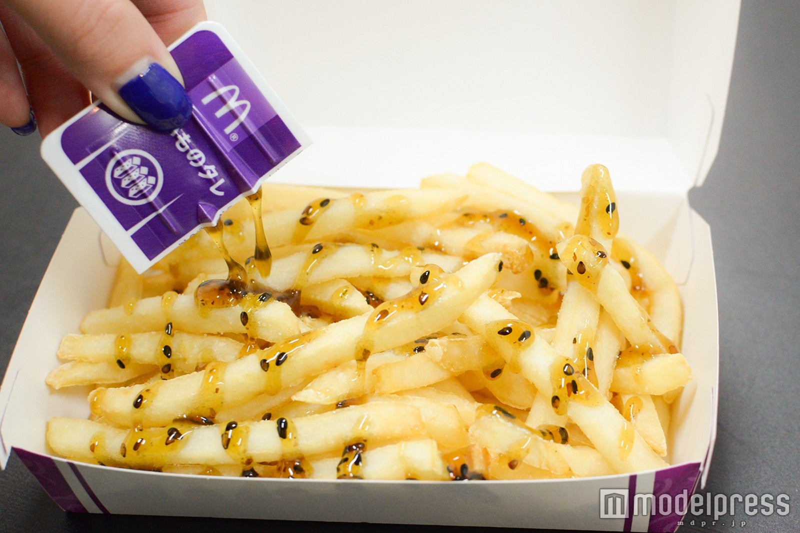 タレをとろ～りかけて（C）モデルプレス