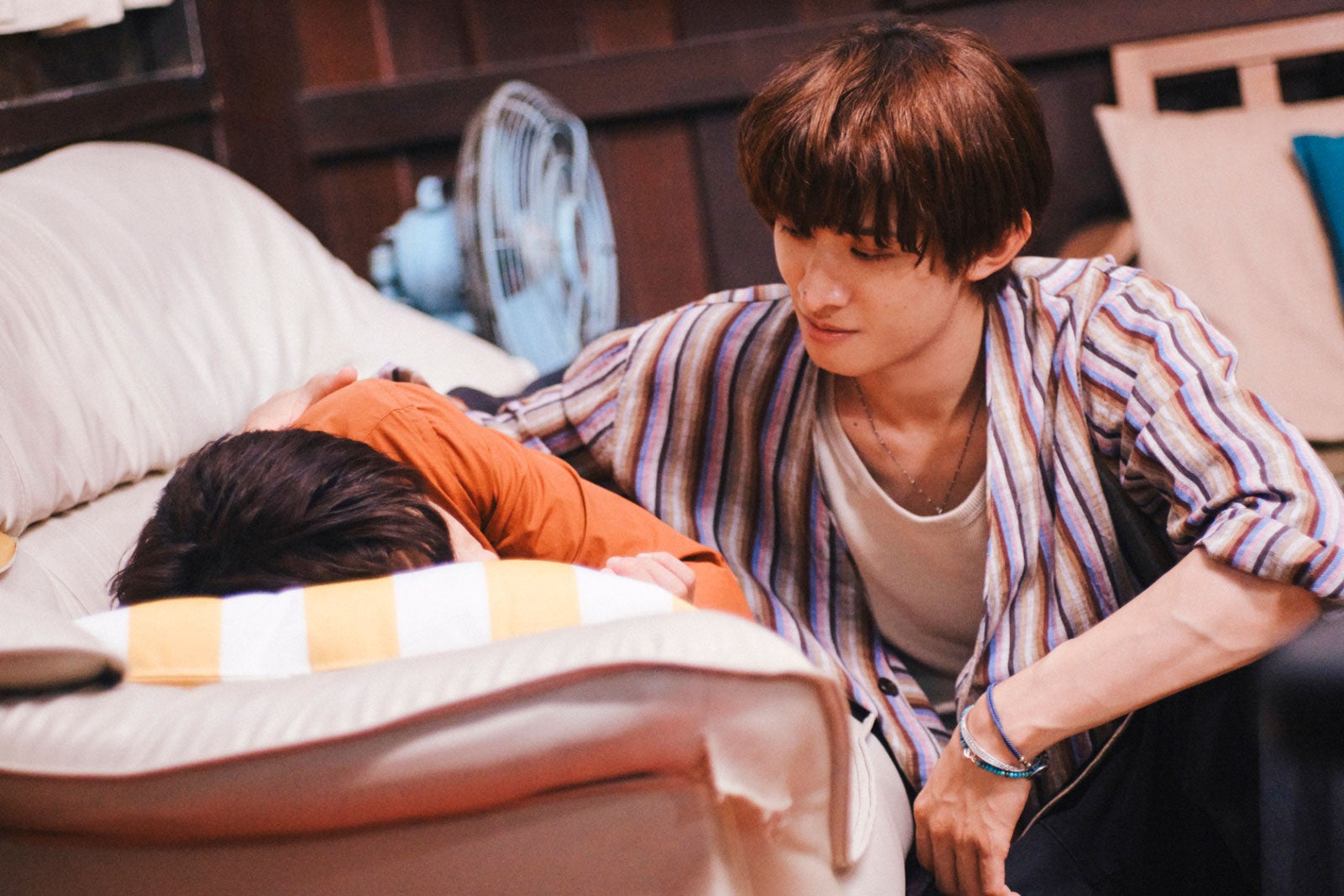 森崎ウィン＆Snow Man向井康二、息ぴったりツッコミ見せる 運命の再会・胸キュンシーン…副音声入り本編映像解禁【（LOVE SONG）】