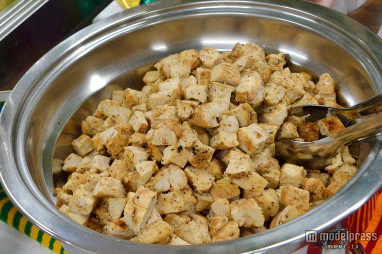 タコスやライスと一緒に食べるグリルチキン