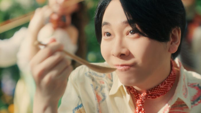大森元貴/新テレビCM「不思議なカレーパーティー・夏」篇より(提供写真)
