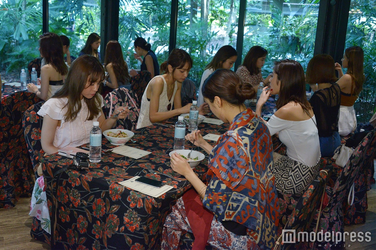 おしゃれなレストランでヘルシーランチ （C）モデルプレス