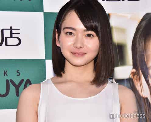 山田杏奈、初水着姿に照れ笑い 高校卒業後の進路も明かす