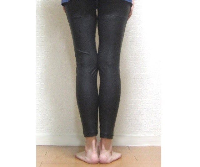 足裏全体を床につけるイメージで