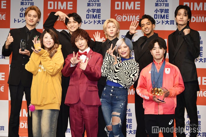 後列:Aぇ! group(左から)小島健、正門良規、末澤誠也、草間リチャード敬太、佐野晶哉/前列:ぱーてぃーちゃん(左から)金子きょんちぃ、すがちゃん最高No.1、信子/岡慎之助選手(C)モデルプレス