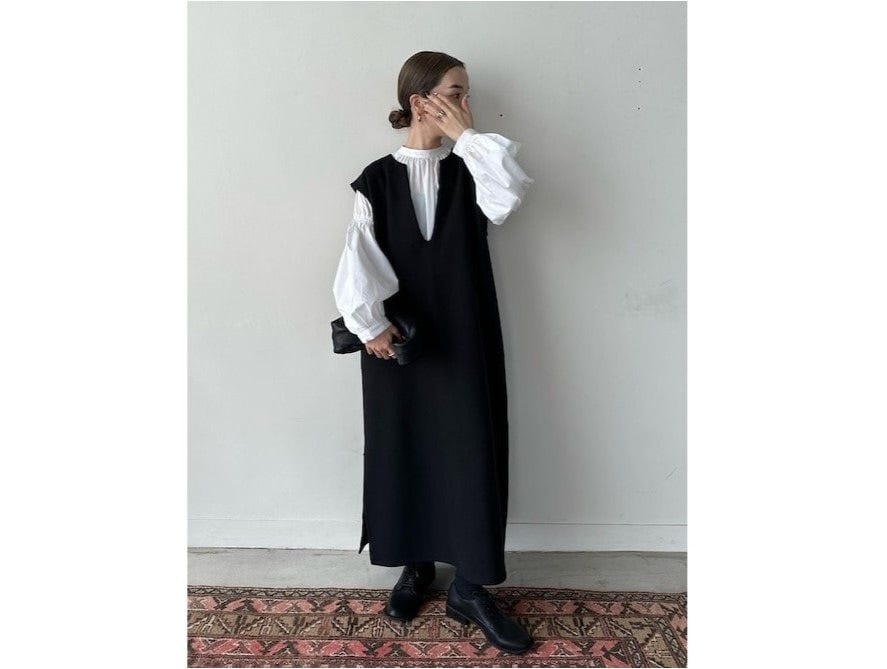 深めのキーネックは顔まわりの印象も変えやすく、着まわし向き 出典:WEAR