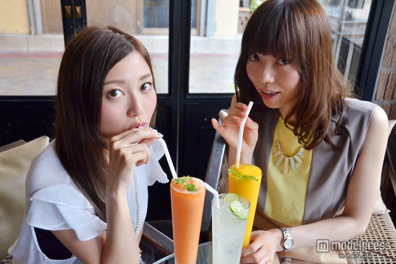 ドリンクも美味しいのでカフェ使いも出来る／モデル：百々さおり、富田千穂