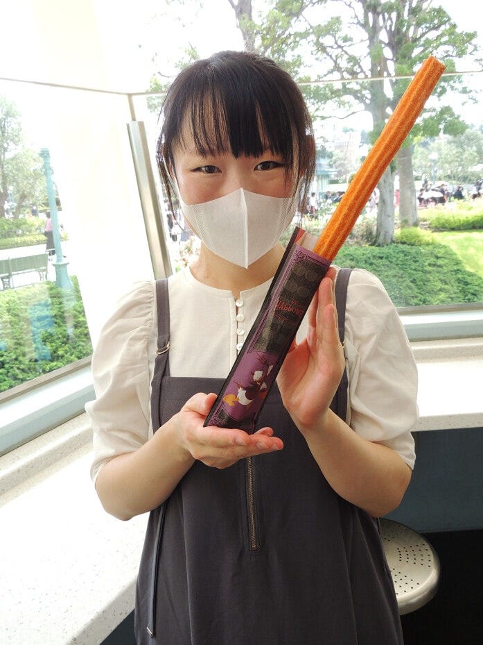 東京ディズニーランド「ペコスビル・カフェ」、東京ディズニーシー「ハドソンリバー・ハーベスト」で買える、ハロウィーン限定のチュロス（メイプルパンプキン）500円