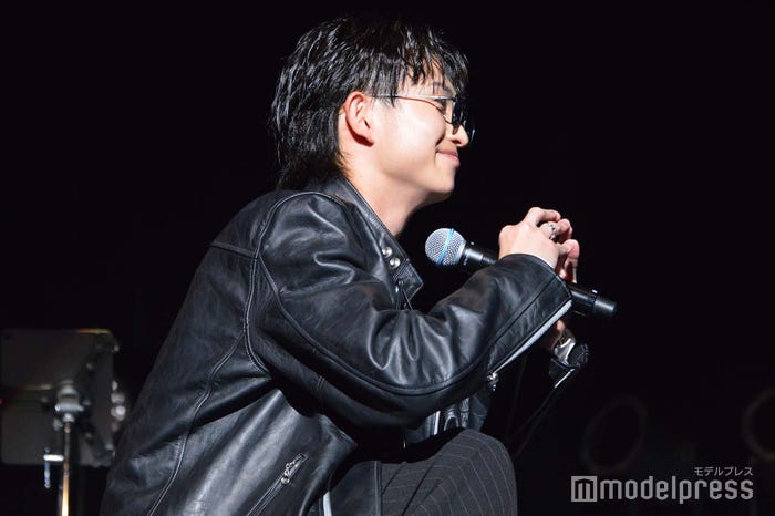 配信カメラにファンサする綱啓永(C)モデルプレス