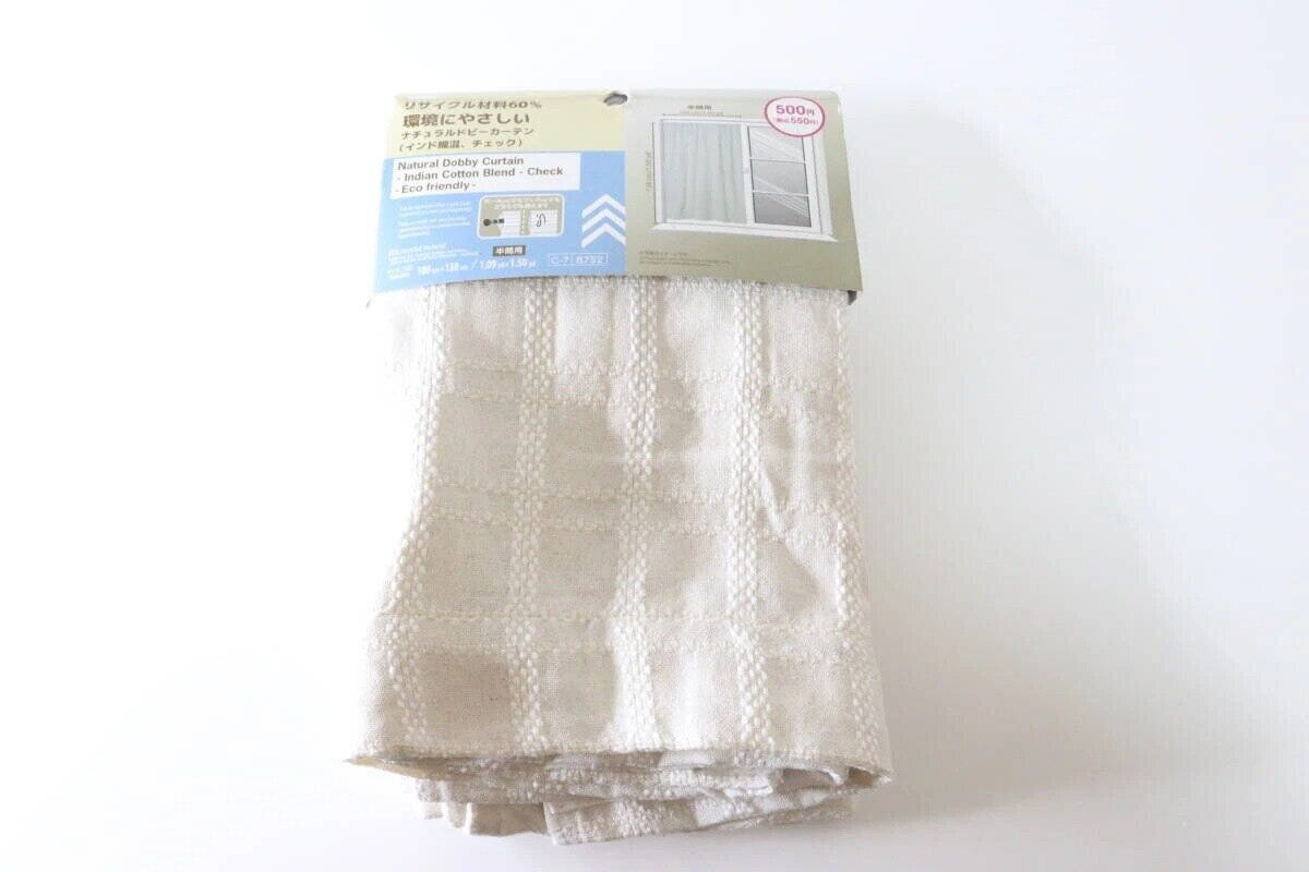 ダイソーのナチュラルドビーカーテン