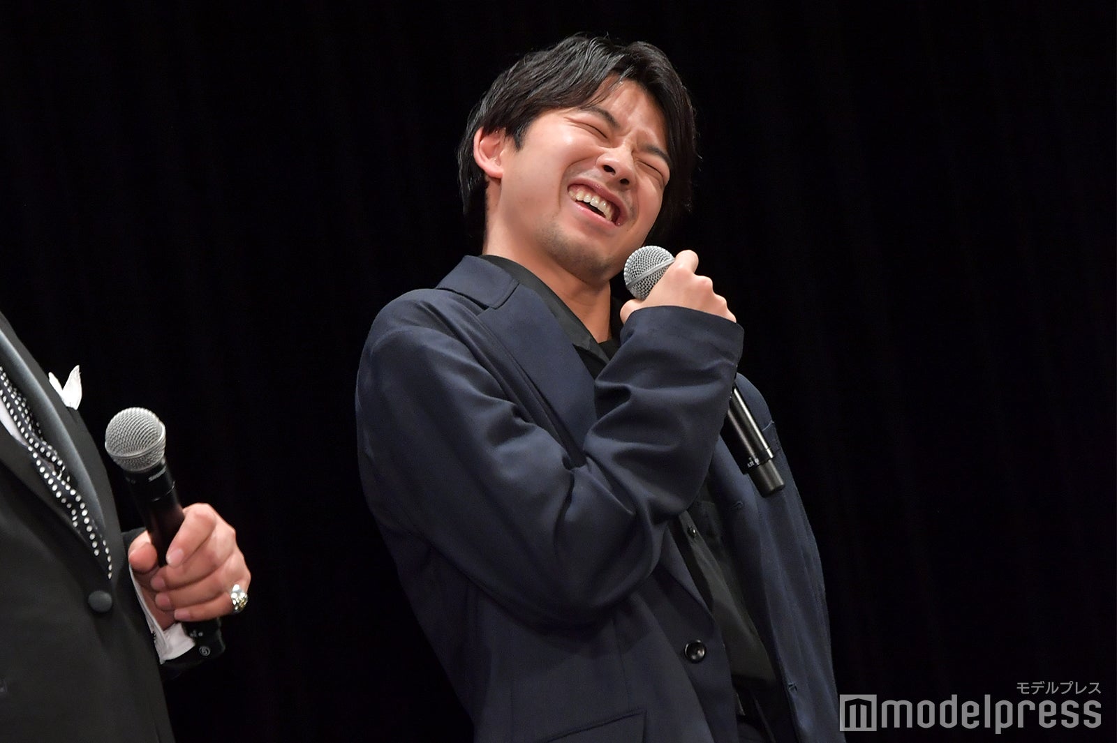 長澤まさみのものまねをする太賀／強め（C）モデルプレス