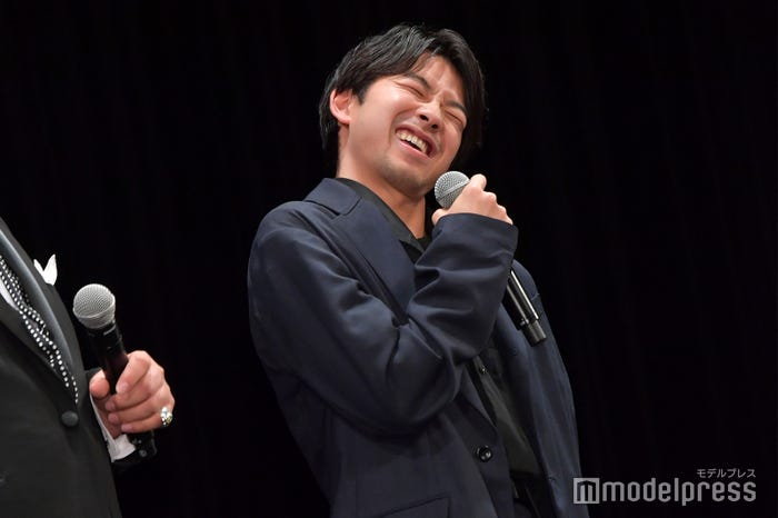 長澤まさみのものまねをする太賀/強め(C)モデルプレス