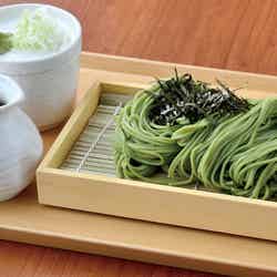 宇治抹茶の上品な味わいと見た目も鮮やかな茶そば/画像提供:LIFEstyle