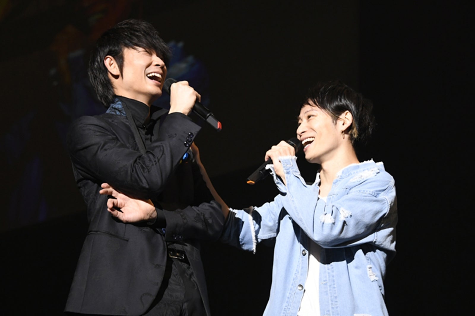 綾野剛＆TAKUYA∞（提供写真）