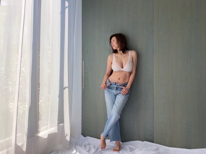 篠崎愛オフショット「FRIDAY」グラビアツイッター(@fridaysub)より