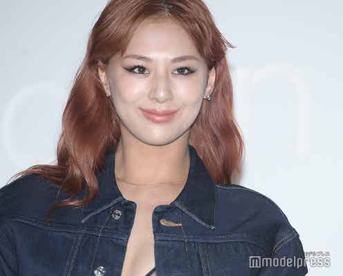 西内まりや“ラグジュアリーブラ×デニム”のMIXスタイルで登場 スタイル&レッドヘア引き立つ<Calvin Klein グローバルイベント in TOKYO>