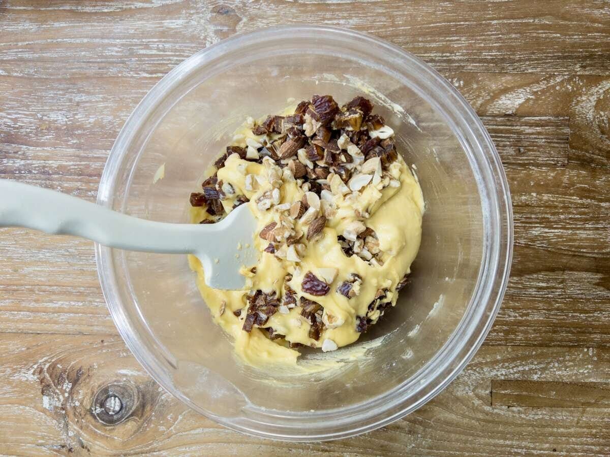 ホイッパーからゴムベラに持ち替えて、米粉・ベーキングパウダーを加えて滑らかに混ぜ合わせ、①の粗く刻んだデーツとミックスナッツを加えて、均等に混ぜ合わせます。