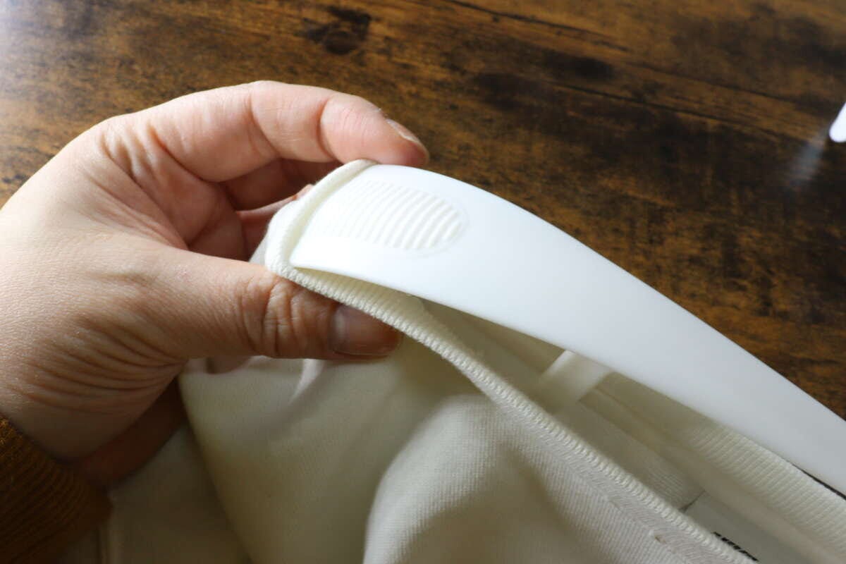 ダイソーの連結できるアーチ型ワイドハンガー（2本、ゴムフックタイプ）の滑り止め部分