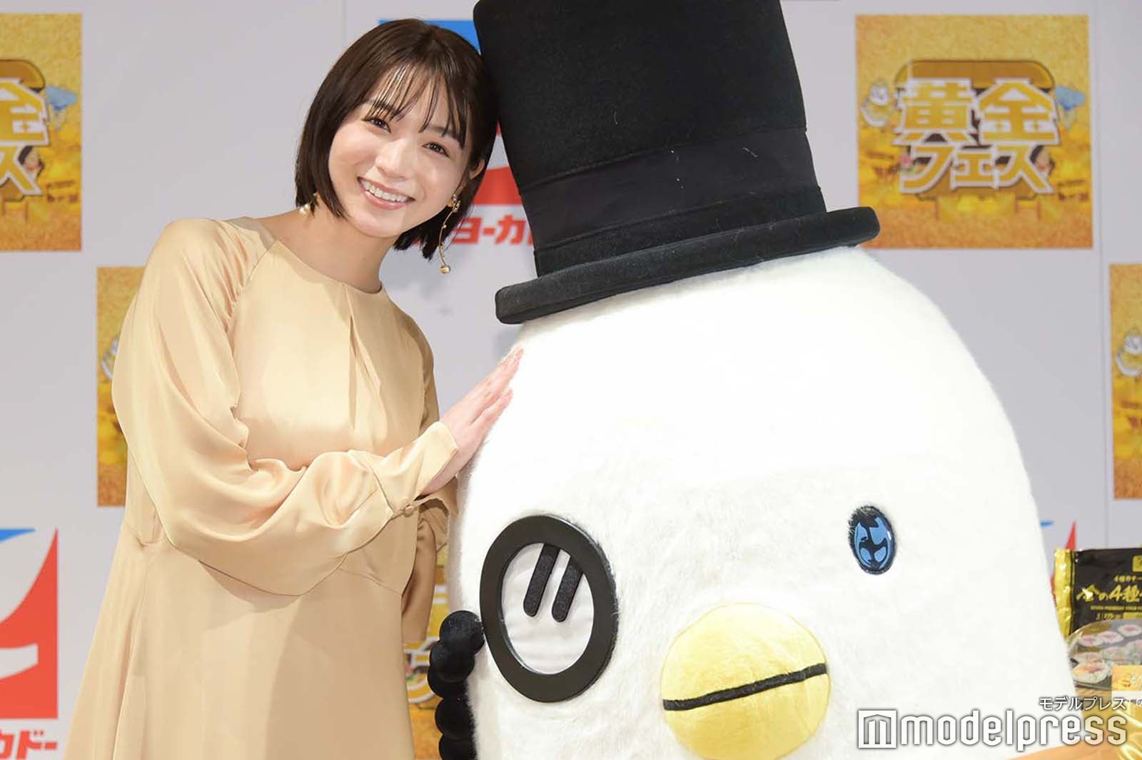 ハトソンくんと並ぶ傳谷英里香（C）モデルプレス