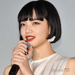 モデルプレス - 小松菜奈“壁に向かって三角座り”姿を岡田准一に目撃される「緊張マックスの状態」