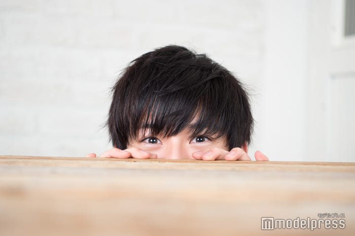 机からひょっこり/高橋文哉 (C)モデルプレス