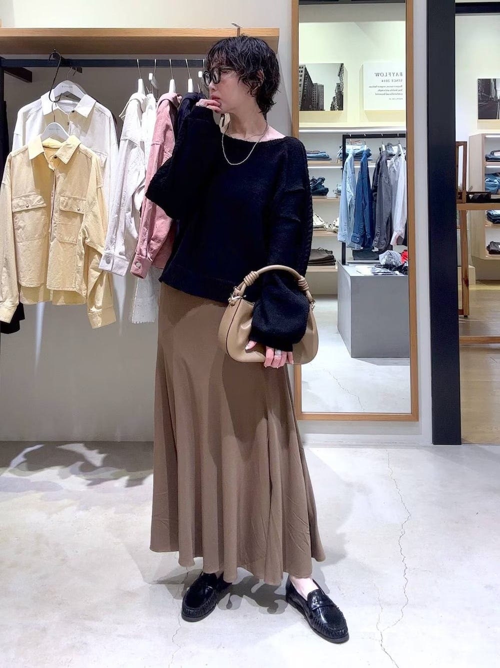 【OKコーデ】ドライタッチ素材のニットなら春も着やすくて◎ 出典:WEAR