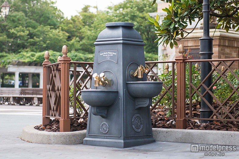 東京ディズニーシー「アメリカンウォーターフロント」の「ハンドウォッシングエリア」（C）Disney