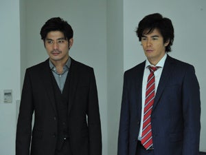 容疑者が山下 伊藤英明 と田代 坂口憲二 の目の前で転落死 死の直前 俺はハメられた の一言が気になり2人は ダブルス 二人の刑事 モデルプレス 容疑者が山下 伊藤英明 と田代 坂口憲二 の目の前で転落死 死の直前 俺はハメられた の一言が気になり2人は ダブルス 二人の刑事 モデルプレス