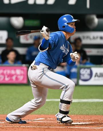 日本ハムの投打二刀流・柴田獅子がプロ初安打 新庄監督もボール掲げて喜ぶ 前日には中継ぎ登板で2回無失点、自己最速156キロ記録