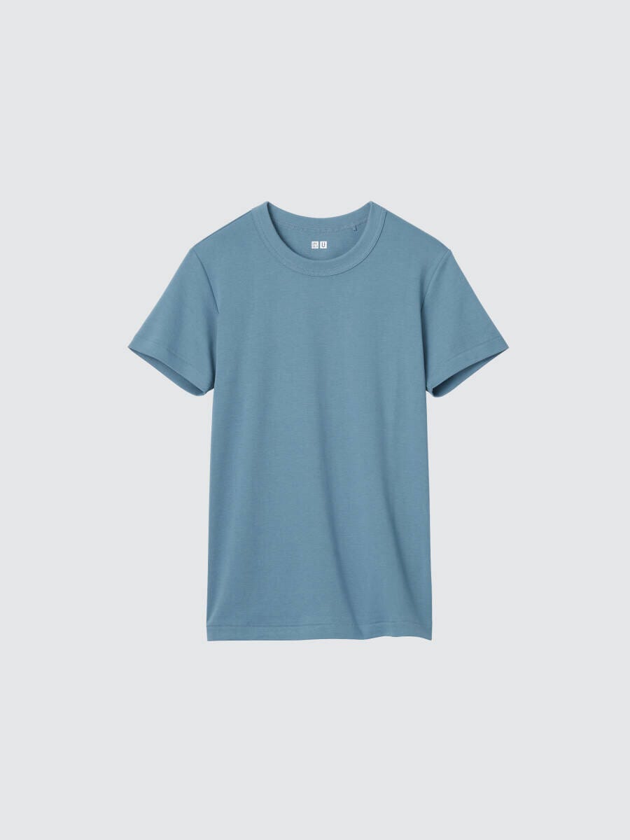 水色の無地クルーネックTシャツを正面から撮影