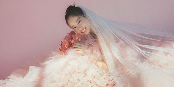 池端杏慈、ピンクのウエディングドレス姿で「ゼクシィ」初表紙 理想の