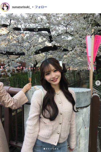 仮面高校生の妹で話題・すなずりかりん、韓国でのミニワンピショット公開「可愛い」「海に映える写真」と話題