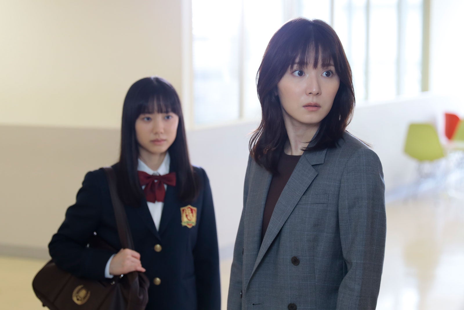 芦田愛菜、松岡茉優「最高の教師 1年後、私は生徒に■された」第1話より（C）日本テレビ