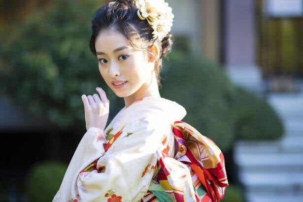 国民的美少女 井本彩花 大人っぽい 初 ホステス姿に反響 めっちゃ美人 17歳には見えない モデルプレス