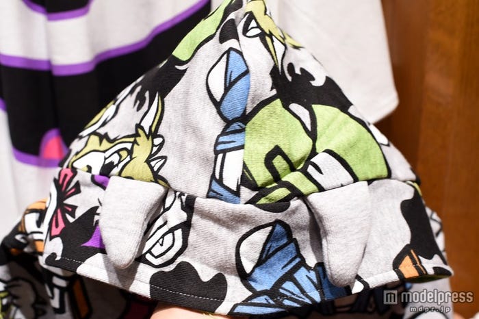 フードにツノ付き