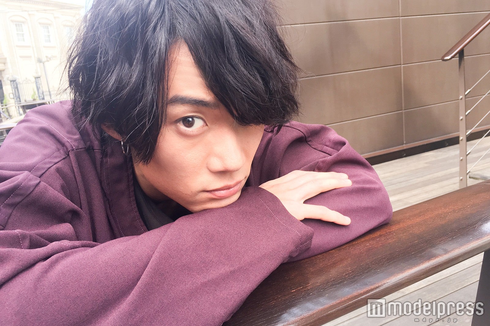 上目づかい（C）モデルプレス