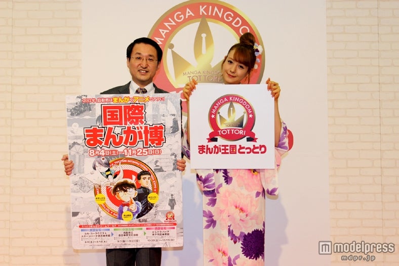 トリンドル玲奈（左）と鳥取県・平井知事（右）