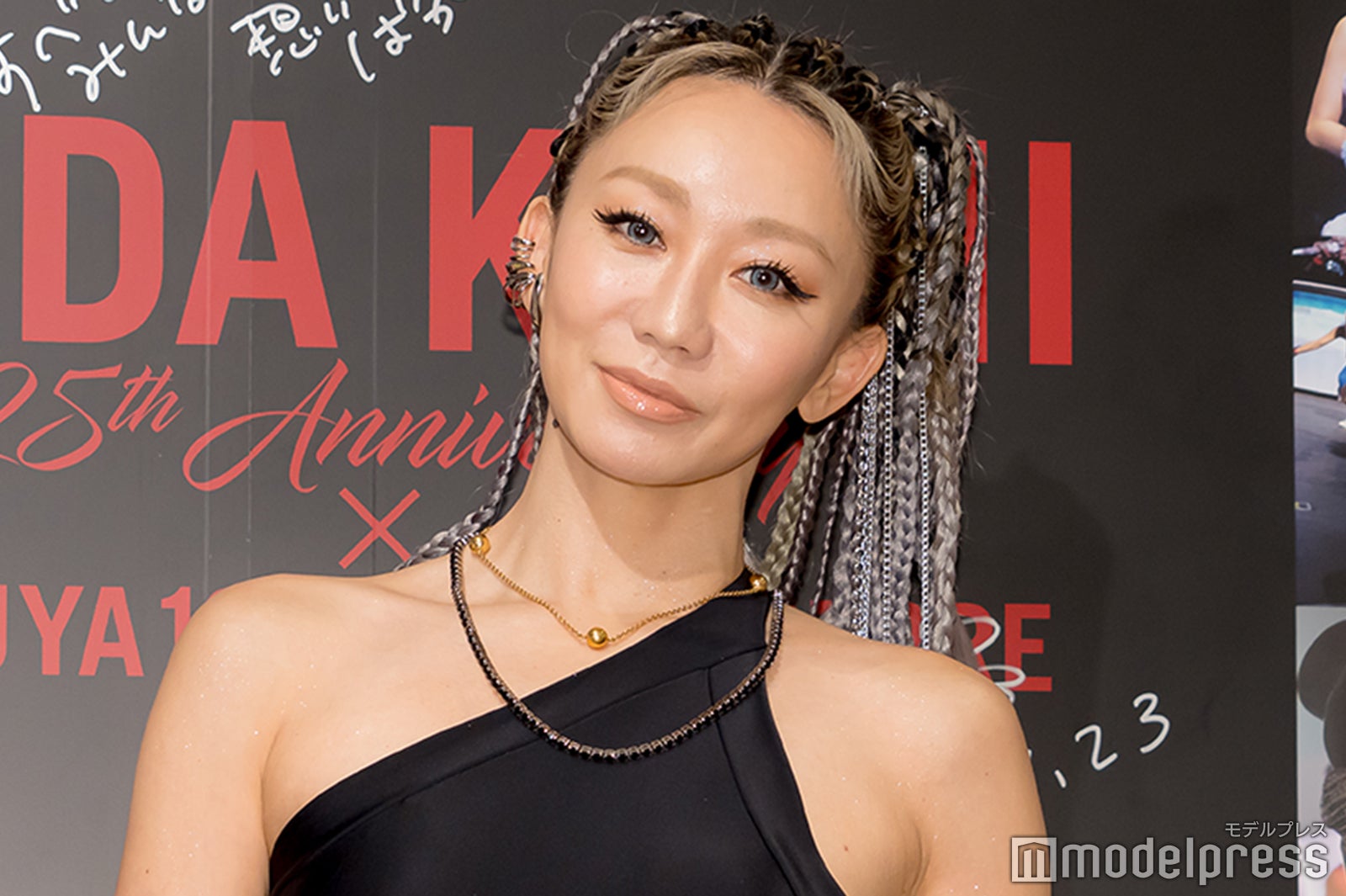 倖田來未、背中オープン衣装で美スタイル披露 30周年に向け