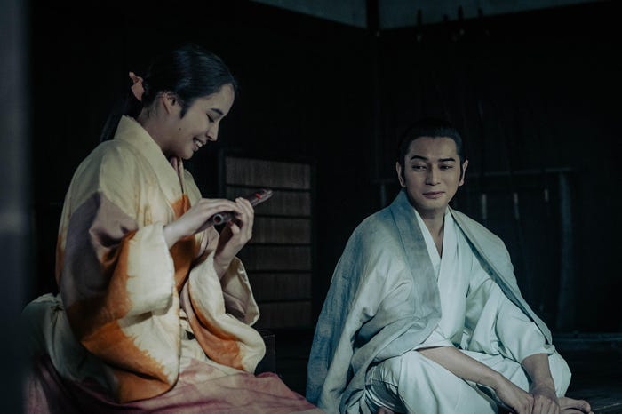 広瀬アリス、松本潤(C)NHK