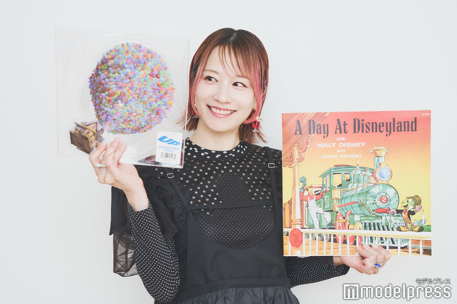 （左から）カールじいさんの空飛ぶ家（輸入盤／アナログ／ダイカット・ピクチャー・ディスク）、A Day at Disneyland（輸入盤／アナログ）（C）モデルプレス