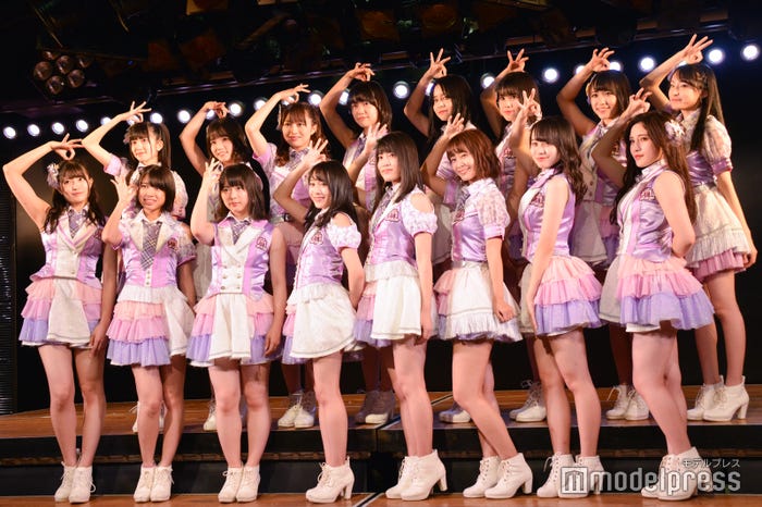(下段左から)行天優莉奈、大西桃香、倉野尾成美、坂口渚沙、岡部麟、太田奈緒、横山結衣、谷川聖(上段左から)寺田美咲、高橋彩音、佐藤七海、小田えりな、人見古都音、吉川七瀬、山本瑠香、川原美咲 /AKB48チーム8「その雫は、未来へと繋がる虹になる。」公演(C)モデルプレス